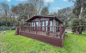 Pet Friendly, Luxury Lodge With Decking In Suffolk Near The Beach Ref 32108A